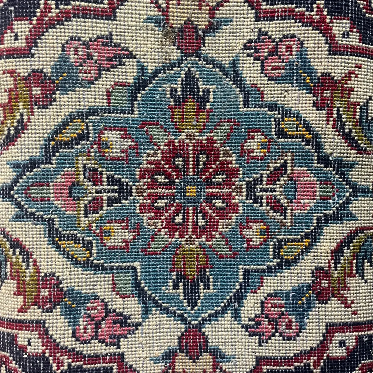 Reverse knot detail